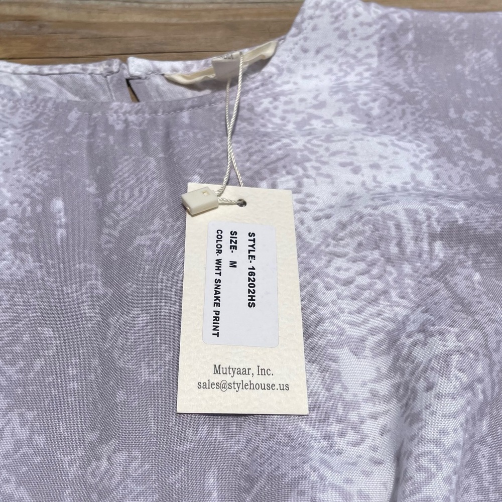 Sim & Sam Cropped Tee - Picture 4 of 5